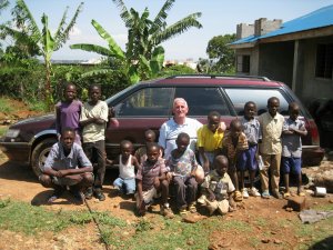 james-harkins-with-kenyan-orphans